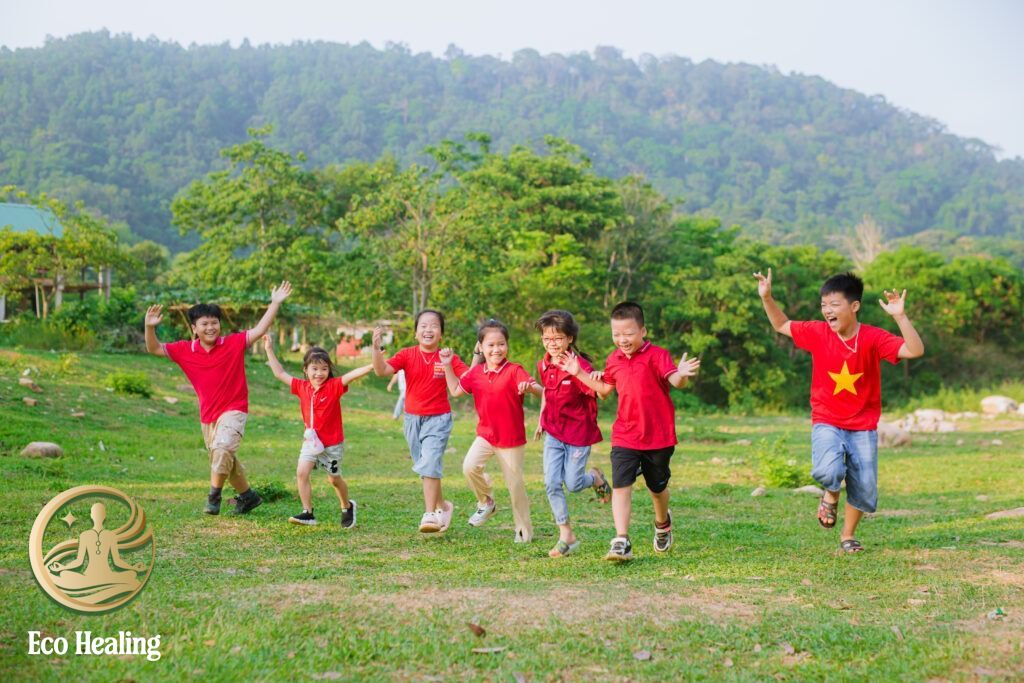 Tour học sinh – giáo dục thiên nhiên là các chuyến đi thực tế được thiết kế nhằm mục đích tích hợp kiến thức học thuật với trải nghiệm trực tiếp ngoài trời, giúp học sinh tìm hiểu về sinh thái, bảo tồn và phát triển bền vững. Mục tiêu chính của tour giáo dục thiên nhiên là khơi gợi sự tò mò, nâng cao ý thức bảo vệ môi trường, đồng thời phát triển các kỹ năng mềm quan trọng như làm việc nhóm, quan sát và giải quyết vấn đề. Đây là phương pháp học tập ngoại khóa hiệu quả, bổ sung hoàn hảo cho chương trình giảng dạy trên lớp. Tại Sao Các Trường Học Nên Ưu Tiên Tour Học Sinh – Giáo Dục Thiên Nhiên? Trong bối cảnh giáo dục hiện đại, việc đưa học sinh ra khỏi bốn bức tường lớp học để tương tác với thế giới thực là vô cùng quan trọng. Tour học sinh – giáo dục thiên nhiên mang lại những giá trị mà sách giáo khoa không thể thay thế. Tour Giáo Dục Thiên Nhiên Mang Lại Những Lợi Ích Gì Cho Học Sinh? Tăng cường Kết nối với Môi trường: Giúp các em hiểu rõ vai trò của mình trong hệ sinh thái và hình thành ý thức bảo vệ môi trường. Học tập Thực tế và Trực quan: Kiến thức về sinh học, địa lý, hóa học trở nên sống động hơn khi được quan sát trực tiếp các hiện tượng tự nhiên. Phát triển Kỹ năng Mềm: Tour học sinh là môi trường lý tưởng để rèn luyện kỹ năng sinh tồn cơ bản, làm việc nhóm và giao tiếp hiệu quả. Nâng cao Sức khỏe Tinh thần (Eco Healing): Tiếp xúc với thiên nhiên giúp giảm căng thẳng, lo âu và tăng khả năng tập trung. Khơi dậy Niềm Đam mê Khoa học: Nhiều học sinh đã tìm thấy hứng thú với các ngành nghề liên quan đến khoa học tự nhiên và bảo tồn sau các tour trải nghiệm thiên nhiên này. Giáo Viên Có Thể Tích Hợp Kiến Thức Như Thế Nào Trong Chuyến Đi? Tour học sinh – giáo dục thiên nhiên không chỉ là chuyến đi chơi. Nó là một giáo trình mở. Môn Sinh học: Quan sát và phân loại các loài thực vật, động vật tại vườn quốc gia hoặc khu bảo tồn. Môn Địa lý: Tìm hiểu về địa hình, hệ thống sông ngòi, quá trình hình thành đất đá. Môn Lịch sử & Văn hóa: Ghé thăm các khu vực có giá trị lịch sử, tìm hiểu cách con người tương tác và khai thác thiên nhiên qua các thời kỳ. Môn Mỹ thuật: Vẽ tranh phong cảnh, chụp ảnh thiên nhiên, khuyến khích sự sáng tạo thông qua chất liệu tự nhiên. Cấu Trúc Của Một Tour Học Sinh – Giáo Dục Thiên Nhiên Chuẩn Gồm Những Gì? Một tour học sinh – giáo dục thiên nhiên hiệu quả cần có sự cân bằng giữa học tập, trải nghiệm và giải trí. 4 Yếu Tố Cốt Lõi Tạo Nên Chương Trình Tour Giáo Dục Chất Lượng 1. Tính Mục tiêu Rõ ràng: Mỗi tour trải nghiệm phải có một chủ đề giáo dục cụ thể (Ví dụ: "Hành trình khám phá đa dạng sinh học rừng ngập mặn" hoặc "Khám phá vòng đời của côn trùng"). 2. Hoạt động Thực hành: Tối thiểu 60% thời gian là các hoạt động tương tác, không phải nghe giảng thụ động. 3. Giảng viên/Hướng dẫn viên Chuyên môn: Phải có kiến thức sâu rộng về sinh thái, địa chất và kỹ năng sư phạm để truyền tải kiến thức một cách hấp dẫn. 4. Yếu tố An toàn: Đặt an toàn lên hàng đầu, đặc biệt khi đi vào các khu vực tự nhiên. Cần có quy trình quản lý rủi ro và đội ngũ sơ cấp cứu. Các Địa Điểm Lý Tưởng Cho Tour Giáo Dục Thiên Nhiên Tại Việt Nam Vườn Quốc gia: Cát Bà, Cúc Phương, Phong Nha – Kẻ Bàng, Tràm Chim (Lý tưởng cho việc nghiên cứu đa dạng sinh học và bảo tồn). Khu Du lịch Sinh thái: Các trang trại hữu cơ, mô hình nông nghiệp sạch, nơi học sinh có thể trải nghiệm làm nông dân. Rừng ngập mặn: Cần Giờ, Rừng U Minh (Nơi học về hệ sinh thái cửa sông, vai trò của cây đước, cây mắm). Các bãi biển và đảo: Phú Quốc, Lý Sơn (Nghiên cứu về môi trường biển, rác thải nhựa và san hô). Thiết Kế Các Hoạt Động Giáo Dục Thiên Nhiên Hấp Dẫn Làm thế nào để biến chuyến đi tour học sinh thành một cuộc phiêu lưu học tập không nhàm chán? 5 Ý Tưởng Hoạt Động Giáo Dục Thiên Nhiên Sáng Tạo Thám tử Môi trường (Nature Detective): Mục tiêu: Kỹ năng quan sát, suy luận khoa học. Cách làm: Phát cho mỗi nhóm một danh sách các "dấu vết" cần tìm (lông chim, dấu chân thú, lá cây rụng theo mùa). Học sinh phải chụp ảnh, ghi chú và suy luận xem đó là dấu vết của loài nào, tại sao nó xuất hiện ở đó. Xây dựng Nơi ở Bền vững: Mục tiêu: Kỹ năng sinh tồn, kỹ thuật xây dựng cơ bản từ vật liệu tự nhiên. Cách làm: Sử dụng các vật liệu có sẵn trong rừng (cành cây khô, lá, dây leo) để dựng một nơi trú ẩn nhỏ, khuyến khích sáng tạo và sử dụng tài nguyên có trách nhiệm. Lập Bản đồ Sinh thái: Mục tiêu: Định hướng, vẽ bản đồ, nhận dạng các loại thực vật chính. Cách làm: Dạy học sinh sử dụng la bàn cơ bản, sau đó yêu cầu các em cùng nhau vẽ bản đồ khu vực, đánh dấu vị trí của ít nhất 5 loài cây đặc trưng hoặc địa hình nổi bật. Workshop Chế tạo Sản phẩm Tái chế: Mục tiêu: Giảm thiểu rác thải, tư duy xanh. Cách làm: Thu thập các vật liệu tái chế (chai nhựa, giấy, vỏ hộp) và hướng dẫn học sinh chế tạo thành đồ dùng, đồ chơi hoặc sản phẩm thủ công. Nhật ký Thiên nhiên (Nature Journaling): Mục tiêu: Rèn luyện tính kiên nhẫn, khả năng mô tả và cảm thụ. Cách làm: Khuyến khích học sinh dành 15-20 phút mỗi ngày để ghi chép hoặc vẽ lại những gì các em quan sát được (một con bướm, một bông hoa, hoặc cảm xúc cá nhân về khu rừng). Những Thách Thức và Giải Pháp Khi Tổ Chức Tour Học Sinh Tổ chức tour học sinh – giáo dục thiên nhiên là một công việc phức tạp, đòi hỏi sự phối hợp giữa nhà trường, phụ huynh và đơn vị lữ hành. 3 Thách Thức Lớn Nhất Cần Vượt Qua Vấn đề An toàn và Sức khỏe: Môi trường tự nhiên luôn tiềm ẩn rủi ro (côn trùng, thời tiết thay đổi, địa hình khó đi). Sự Hấp dẫn của Nội dung: Nếu nội dung quá hàn lâm hoặc nhàm chán, học sinh sẽ mất tập trung và tour giáo dục sẽ thất bại. Khó khăn trong Quản lý Số lượng Lớn: Việc kiểm soát hành vi và sự an toàn của hàng chục, thậm chí hàng trăm học sinh trong môi trường mở. Giải Pháp Chuyên Nghiệp Quy trình An toàn Chặt chẽ: Đơn vị tổ chức phải có tỉ lệ giám sát viên/học sinh cao, trang bị đầy đủ bộ sơ cứu chuyên nghiệp và thông báo chi tiết về quy tắc an toàn trước chuyến đi. Thiết kế Dựa trên Trò chơi (Gamification): Lồng ghép yếu tố cạnh tranh lành mạnh, phần thưởng, và các câu đố để duy trì sự hứng thú. Phân nhóm Nhỏ và Cố định: Chia học sinh thành các nhóm nhỏ (8-10 người), mỗi nhóm có một hướng dẫn viên hoặc giáo viên phụ trách cố định, sử dụng kỹ năng làm việc nhóm để giải quyết nhiệm vụ. Câu Hỏi Thường Gặp Về Tour Học Sinh – Giáo Dục Thiên Nhiên H3: Tour Giáo Dục Thiên Nhiên Có Phù Hợp Với Mọi Lứa Tuổi Học Sinh Không? Có. Tour học sinh – giáo dục thiên nhiên có thể điều chỉnh phù hợp với mọi cấp độ. Mầm non & Tiểu học: Tập trung vào cảm nhận (chạm, ngửi, nghe), các trò chơi đơn giản và kể chuyện về động vật. Trung học Cơ sở: Hoạt động khám phá sinh học, xây dựng mô hình, kỹ năng sinh tồn cơ bản. Trung học Phổ thông: Nghiên cứu chuyên sâu hơn (đo lường chất lượng nước, phân tích mẫu đất), hoạt động Team Building phức tạp và kỹ năng lãnh đạo. H3: Nên Chọn Tour Giáo Dục Thiên Nhiên Trong Nước Hay Nước Ngoài? Trong nước: Lợi thế về chi phí thấp, dễ dàng tổ chức và khai thác tối đa đa dạng sinh học độc đáo của Việt Nam. Đây là lựa chọn phổ biến nhất. Nước ngoài: Mang lại góc nhìn toàn cầu về bảo tồn, văn hóa và sinh thái học, thường dành cho các tour học sinh cao cấp hoặc chương trình trao đổi. H3: Làm Thế Nào Để Đảm Bảo Chi Phí Tour Học Sinh – Giáo Dục Thiên Nhiên Là Hợp Lý? Để có chi phí hợp lý cho tour học sinh, bạn nên: Làm việc trực tiếp với Đơn vị Tổ chức Chuyên biệt: Tránh khâu trung gian để giảm chi phí. Lựa chọn Địa điểm Gần: Giảm đáng kể chi phí di chuyển. Tối ưu hóa Chi phí Lưu trú: Chọn các khu cắm trại, khu sinh thái thay vì resort sang trọng, phù hợp hơn với tinh thần của tour giáo dục thiên nhiên. Hợp Tác Cùng Chuyên Gia Cho Chuyến Tour Giáo Dục Hoàn Hảo Việc tổ chức một Tour học sinh – giáo dục thiên nhiên thành công đòi hỏi sự đầu tư về thời gian, kiến thức chuyên môn và kinh nghiệm thực tế. Đừng để chuyến đi của các em chỉ dừng lại ở việc tham quan; hãy biến nó thành một trải nghiệm học tập sâu sắc và chữa lành tâm hồn. CÔNG TY TNHH THƯƠNG MẠI QUỐC TẾ LIÊN MINH VIỆT với thương hiệu ECO HEALING - Nơi Chữa Lành Tâm Hồn Bạn! chuyên thiết kế và tổ chức các chương trình Tour Học Sinh – Giáo Dục Thiên Nhiên độc đáo, tập trung vào yếu tố trải nghiệm (Experiential Learning) và kết nối với thiên nhiên một cách an toàn và ý nghĩa. Chúng tôi có đội ngũ chuyên gia sinh thái và hướng dẫn viên giàu kinh nghiệm sư phạm, đảm bảo mỗi chuyến đi là một bài học đáng nhớ. Liên hệ ngay để nhận chương trình tư vấn miễn phí, thiết kế Tour Giáo Dục Thiên Nhiên dành riêng cho trường của bạn! ĐC: 102 Mỹ Đình Cầu Giấy Hà Nội Sđt: 0986662282 Email: ecohealing.vn@gmail.com Website: www.ecohealing.com.vn