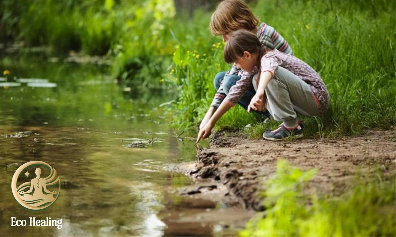 Tour học sinh – giáo dục thiên nhiên là các chuyến đi thực tế được thiết kế nhằm mục đích tích hợp kiến thức học thuật với trải nghiệm trực tiếp ngoài trời, giúp học sinh tìm hiểu về sinh thái, bảo tồn và phát triển bền vững. Mục tiêu chính của tour giáo dục thiên nhiên là khơi gợi sự tò mò, nâng cao ý thức bảo vệ môi trường, đồng thời phát triển các kỹ năng mềm quan trọng như làm việc nhóm, quan sát và giải quyết vấn đề. Đây là phương pháp học tập ngoại khóa hiệu quả, bổ sung hoàn hảo cho chương trình giảng dạy trên lớp. Tại Sao Các Trường Học Nên Ưu Tiên Tour Học Sinh – Giáo Dục Thiên Nhiên? Trong bối cảnh giáo dục hiện đại, việc đưa học sinh ra khỏi bốn bức tường lớp học để tương tác với thế giới thực là vô cùng quan trọng. Tour học sinh – giáo dục thiên nhiên mang lại những giá trị mà sách giáo khoa không thể thay thế. Tour Giáo Dục Thiên Nhiên Mang Lại Những Lợi Ích Gì Cho Học Sinh? Tăng cường Kết nối với Môi trường: Giúp các em hiểu rõ vai trò của mình trong hệ sinh thái và hình thành ý thức bảo vệ môi trường. Học tập Thực tế và Trực quan: Kiến thức về sinh học, địa lý, hóa học trở nên sống động hơn khi được quan sát trực tiếp các hiện tượng tự nhiên. Phát triển Kỹ năng Mềm: Tour học sinh là môi trường lý tưởng để rèn luyện kỹ năng sinh tồn cơ bản, làm việc nhóm và giao tiếp hiệu quả. Nâng cao Sức khỏe Tinh thần (Eco Healing): Tiếp xúc với thiên nhiên giúp giảm căng thẳng, lo âu và tăng khả năng tập trung. Khơi dậy Niềm Đam mê Khoa học: Nhiều học sinh đã tìm thấy hứng thú với các ngành nghề liên quan đến khoa học tự nhiên và bảo tồn sau các tour trải nghiệm thiên nhiên này. Giáo Viên Có Thể Tích Hợp Kiến Thức Như Thế Nào Trong Chuyến Đi? Tour học sinh – giáo dục thiên nhiên không chỉ là chuyến đi chơi. Nó là một giáo trình mở. Môn Sinh học: Quan sát và phân loại các loài thực vật, động vật tại vườn quốc gia hoặc khu bảo tồn. Môn Địa lý: Tìm hiểu về địa hình, hệ thống sông ngòi, quá trình hình thành đất đá. Môn Lịch sử & Văn hóa: Ghé thăm các khu vực có giá trị lịch sử, tìm hiểu cách con người tương tác và khai thác thiên nhiên qua các thời kỳ. Môn Mỹ thuật: Vẽ tranh phong cảnh, chụp ảnh thiên nhiên, khuyến khích sự sáng tạo thông qua chất liệu tự nhiên. Cấu Trúc Của Một Tour Học Sinh – Giáo Dục Thiên Nhiên Chuẩn Gồm Những Gì? Một tour học sinh – giáo dục thiên nhiên hiệu quả cần có sự cân bằng giữa học tập, trải nghiệm và giải trí. 4 Yếu Tố Cốt Lõi Tạo Nên Chương Trình Tour Giáo Dục Chất Lượng 1. Tính Mục tiêu Rõ ràng: Mỗi tour trải nghiệm phải có một chủ đề giáo dục cụ thể (Ví dụ: "Hành trình khám phá đa dạng sinh học rừng ngập mặn" hoặc "Khám phá vòng đời của côn trùng"). 2. Hoạt động Thực hành: Tối thiểu 60% thời gian là các hoạt động tương tác, không phải nghe giảng thụ động. 3. Giảng viên/Hướng dẫn viên Chuyên môn: Phải có kiến thức sâu rộng về sinh thái, địa chất và kỹ năng sư phạm để truyền tải kiến thức một cách hấp dẫn. 4. Yếu tố An toàn: Đặt an toàn lên hàng đầu, đặc biệt khi đi vào các khu vực tự nhiên. Cần có quy trình quản lý rủi ro và đội ngũ sơ cấp cứu. Các Địa Điểm Lý Tưởng Cho Tour Giáo Dục Thiên Nhiên Tại Việt Nam Vườn Quốc gia: Cát Bà, Cúc Phương, Phong Nha – Kẻ Bàng, Tràm Chim (Lý tưởng cho việc nghiên cứu đa dạng sinh học và bảo tồn). Khu Du lịch Sinh thái: Các trang trại hữu cơ, mô hình nông nghiệp sạch, nơi học sinh có thể trải nghiệm làm nông dân. Rừng ngập mặn: Cần Giờ, Rừng U Minh (Nơi học về hệ sinh thái cửa sông, vai trò của cây đước, cây mắm). Các bãi biển và đảo: Phú Quốc, Lý Sơn (Nghiên cứu về môi trường biển, rác thải nhựa và san hô). Thiết Kế Các Hoạt Động Giáo Dục Thiên Nhiên Hấp Dẫn Làm thế nào để biến chuyến đi tour học sinh thành một cuộc phiêu lưu học tập không nhàm chán? 5 Ý Tưởng Hoạt Động Giáo Dục Thiên Nhiên Sáng Tạo Thám tử Môi trường (Nature Detective): Mục tiêu: Kỹ năng quan sát, suy luận khoa học. Cách làm: Phát cho mỗi nhóm một danh sách các "dấu vết" cần tìm (lông chim, dấu chân thú, lá cây rụng theo mùa). Học sinh phải chụp ảnh, ghi chú và suy luận xem đó là dấu vết của loài nào, tại sao nó xuất hiện ở đó. Xây dựng Nơi ở Bền vững: Mục tiêu: Kỹ năng sinh tồn, kỹ thuật xây dựng cơ bản từ vật liệu tự nhiên. Cách làm: Sử dụng các vật liệu có sẵn trong rừng (cành cây khô, lá, dây leo) để dựng một nơi trú ẩn nhỏ, khuyến khích sáng tạo và sử dụng tài nguyên có trách nhiệm. Lập Bản đồ Sinh thái: Mục tiêu: Định hướng, vẽ bản đồ, nhận dạng các loại thực vật chính. Cách làm: Dạy học sinh sử dụng la bàn cơ bản, sau đó yêu cầu các em cùng nhau vẽ bản đồ khu vực, đánh dấu vị trí của ít nhất 5 loài cây đặc trưng hoặc địa hình nổi bật. Workshop Chế tạo Sản phẩm Tái chế: Mục tiêu: Giảm thiểu rác thải, tư duy xanh. Cách làm: Thu thập các vật liệu tái chế (chai nhựa, giấy, vỏ hộp) và hướng dẫn học sinh chế tạo thành đồ dùng, đồ chơi hoặc sản phẩm thủ công. Nhật ký Thiên nhiên (Nature Journaling): Mục tiêu: Rèn luyện tính kiên nhẫn, khả năng mô tả và cảm thụ. Cách làm: Khuyến khích học sinh dành 15-20 phút mỗi ngày để ghi chép hoặc vẽ lại những gì các em quan sát được (một con bướm, một bông hoa, hoặc cảm xúc cá nhân về khu rừng). Những Thách Thức và Giải Pháp Khi Tổ Chức Tour Học Sinh Tổ chức tour học sinh – giáo dục thiên nhiên là một công việc phức tạp, đòi hỏi sự phối hợp giữa nhà trường, phụ huynh và đơn vị lữ hành. 3 Thách Thức Lớn Nhất Cần Vượt Qua Vấn đề An toàn và Sức khỏe: Môi trường tự nhiên luôn tiềm ẩn rủi ro (côn trùng, thời tiết thay đổi, địa hình khó đi). Sự Hấp dẫn của Nội dung: Nếu nội dung quá hàn lâm hoặc nhàm chán, học sinh sẽ mất tập trung và tour giáo dục sẽ thất bại. Khó khăn trong Quản lý Số lượng Lớn: Việc kiểm soát hành vi và sự an toàn của hàng chục, thậm chí hàng trăm học sinh trong môi trường mở. Giải Pháp Chuyên Nghiệp Quy trình An toàn Chặt chẽ: Đơn vị tổ chức phải có tỉ lệ giám sát viên/học sinh cao, trang bị đầy đủ bộ sơ cứu chuyên nghiệp và thông báo chi tiết về quy tắc an toàn trước chuyến đi. Thiết kế Dựa trên Trò chơi (Gamification): Lồng ghép yếu tố cạnh tranh lành mạnh, phần thưởng, và các câu đố để duy trì sự hứng thú. Phân nhóm Nhỏ và Cố định: Chia học sinh thành các nhóm nhỏ (8-10 người), mỗi nhóm có một hướng dẫn viên hoặc giáo viên phụ trách cố định, sử dụng kỹ năng làm việc nhóm để giải quyết nhiệm vụ. Câu Hỏi Thường Gặp Về Tour Học Sinh – Giáo Dục Thiên Nhiên H3: Tour Giáo Dục Thiên Nhiên Có Phù Hợp Với Mọi Lứa Tuổi Học Sinh Không? Có. Tour học sinh – giáo dục thiên nhiên có thể điều chỉnh phù hợp với mọi cấp độ. Mầm non & Tiểu học: Tập trung vào cảm nhận (chạm, ngửi, nghe), các trò chơi đơn giản và kể chuyện về động vật. Trung học Cơ sở: Hoạt động khám phá sinh học, xây dựng mô hình, kỹ năng sinh tồn cơ bản. Trung học Phổ thông: Nghiên cứu chuyên sâu hơn (đo lường chất lượng nước, phân tích mẫu đất), hoạt động Team Building phức tạp và kỹ năng lãnh đạo. H3: Nên Chọn Tour Giáo Dục Thiên Nhiên Trong Nước Hay Nước Ngoài? Trong nước: Lợi thế về chi phí thấp, dễ dàng tổ chức và khai thác tối đa đa dạng sinh học độc đáo của Việt Nam. Đây là lựa chọn phổ biến nhất. Nước ngoài: Mang lại góc nhìn toàn cầu về bảo tồn, văn hóa và sinh thái học, thường dành cho các tour học sinh cao cấp hoặc chương trình trao đổi. H3: Làm Thế Nào Để Đảm Bảo Chi Phí Tour Học Sinh – Giáo Dục Thiên Nhiên Là Hợp Lý? Để có chi phí hợp lý cho tour học sinh, bạn nên: Làm việc trực tiếp với Đơn vị Tổ chức Chuyên biệt: Tránh khâu trung gian để giảm chi phí. Lựa chọn Địa điểm Gần: Giảm đáng kể chi phí di chuyển. Tối ưu hóa Chi phí Lưu trú: Chọn các khu cắm trại, khu sinh thái thay vì resort sang trọng, phù hợp hơn với tinh thần của tour giáo dục thiên nhiên. Hợp Tác Cùng Chuyên Gia Cho Chuyến Tour Giáo Dục Hoàn Hảo Việc tổ chức một Tour học sinh – giáo dục thiên nhiên thành công đòi hỏi sự đầu tư về thời gian, kiến thức chuyên môn và kinh nghiệm thực tế. Đừng để chuyến đi của các em chỉ dừng lại ở việc tham quan; hãy biến nó thành một trải nghiệm học tập sâu sắc và chữa lành tâm hồn. CÔNG TY TNHH THƯƠNG MẠI QUỐC TẾ LIÊN MINH VIỆT với thương hiệu ECO HEALING - Nơi Chữa Lành Tâm Hồn Bạn! chuyên thiết kế và tổ chức các chương trình Tour Học Sinh – Giáo Dục Thiên Nhiên độc đáo, tập trung vào yếu tố trải nghiệm (Experiential Learning) và kết nối với thiên nhiên một cách an toàn và ý nghĩa. Chúng tôi có đội ngũ chuyên gia sinh thái và hướng dẫn viên giàu kinh nghiệm sư phạm, đảm bảo mỗi chuyến đi là một bài học đáng nhớ. Liên hệ ngay để nhận chương trình tư vấn miễn phí, thiết kế Tour Giáo Dục Thiên Nhiên dành riêng cho trường của bạn! ĐC: 102 Mỹ Đình Cầu Giấy Hà Nội Sđt: 0986662282 Email: ecohealing.vn@gmail.com Website: www.ecohealing.com.vn