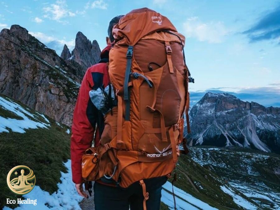 Review các Dụng cụ Trekking sinh tồn thiết yếu: Đèn pin, gậy leo núi, balo.