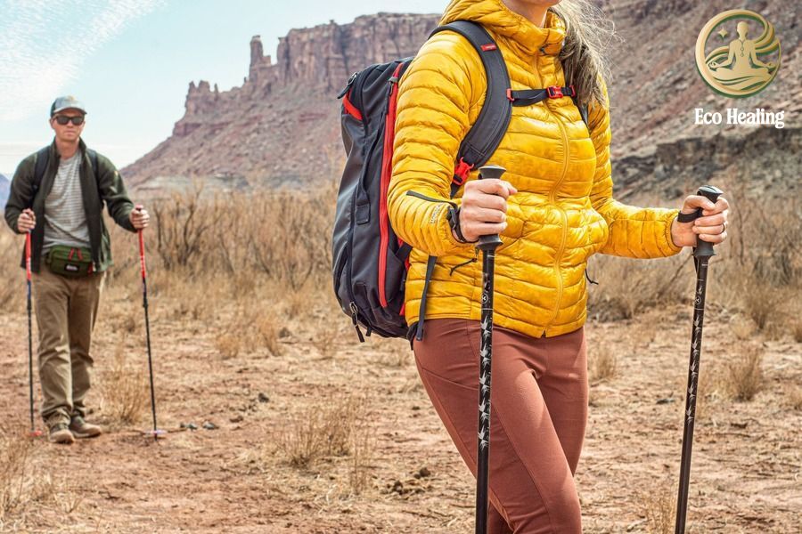 Review các Dụng cụ Trekking sinh tồn thiết yếu: Đèn pin, gậy leo núi, balo.